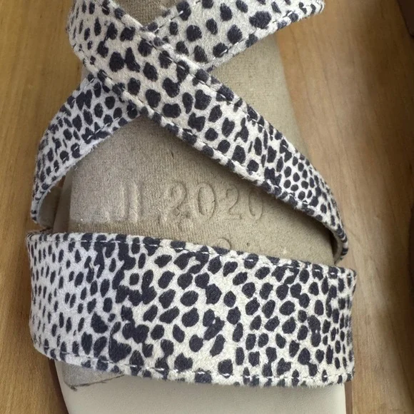 TOMS Print Strappy Sandals 8.5 W with buckle Like New - Picture 4 of 8